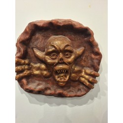 Bajo relieve de  saliendo de la oscuridad