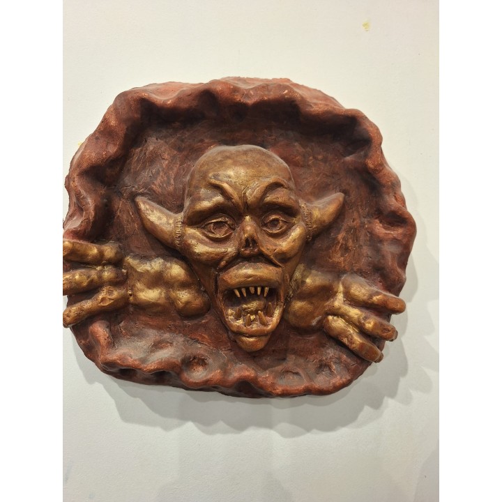 Bajo relieve de moustro saliendo de la oscuridad