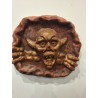 Bajo relieve de  saliendo de la oscuridad