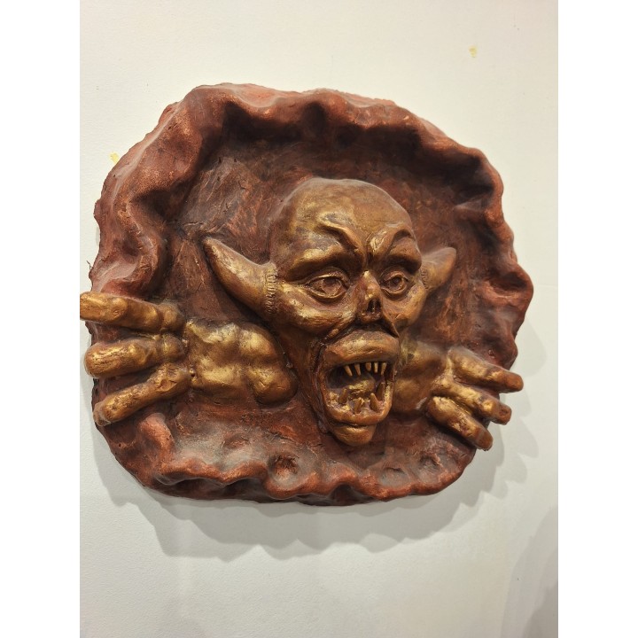 Bajo relieve de moustro saliendo de la oscuridad