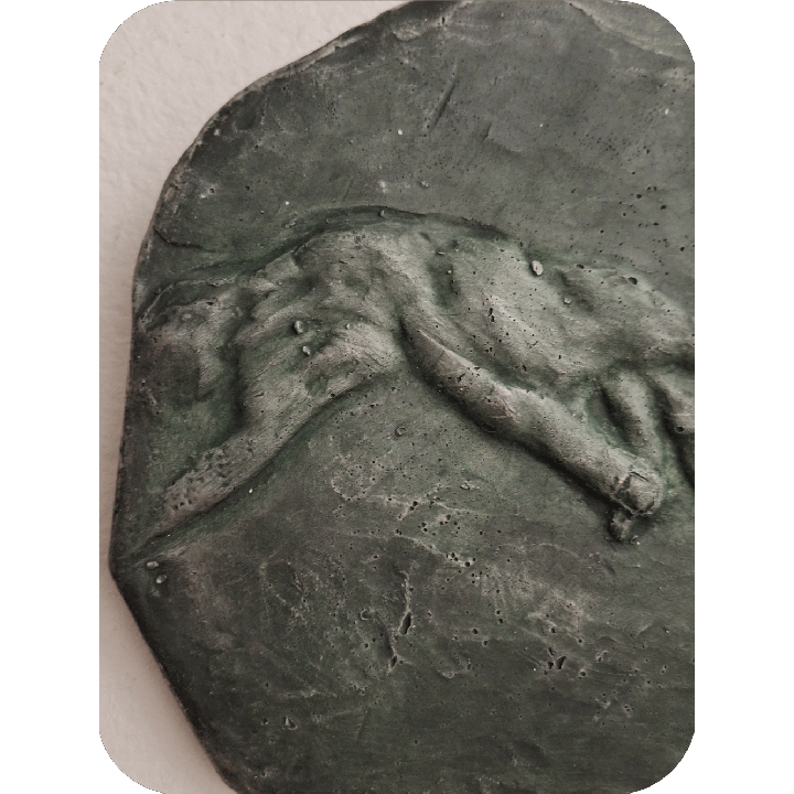 bajo relieve contacto