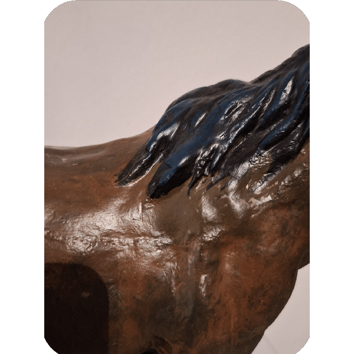 Caballo salvage, con la frente al viento